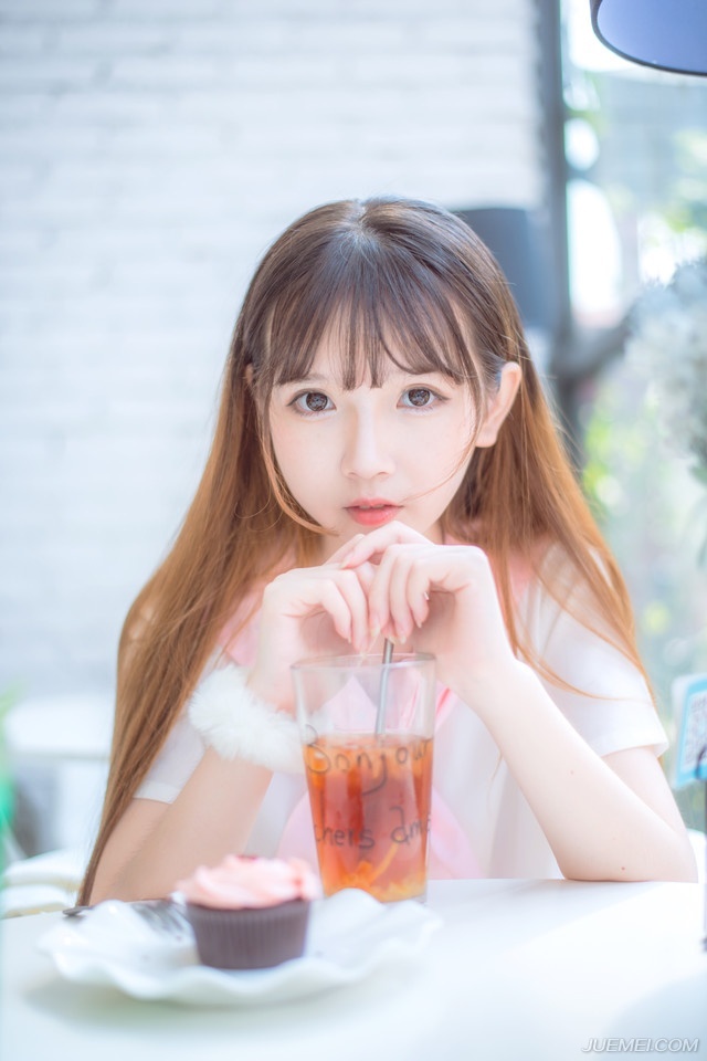 刘璝径直闯入刘璋的后院儿，询问了几个婢女家丁之后，便找到了刘璋的所在，都已经日上三竿，快到午时了，这时候竟然还在卧房，莫非真是身体不适？
